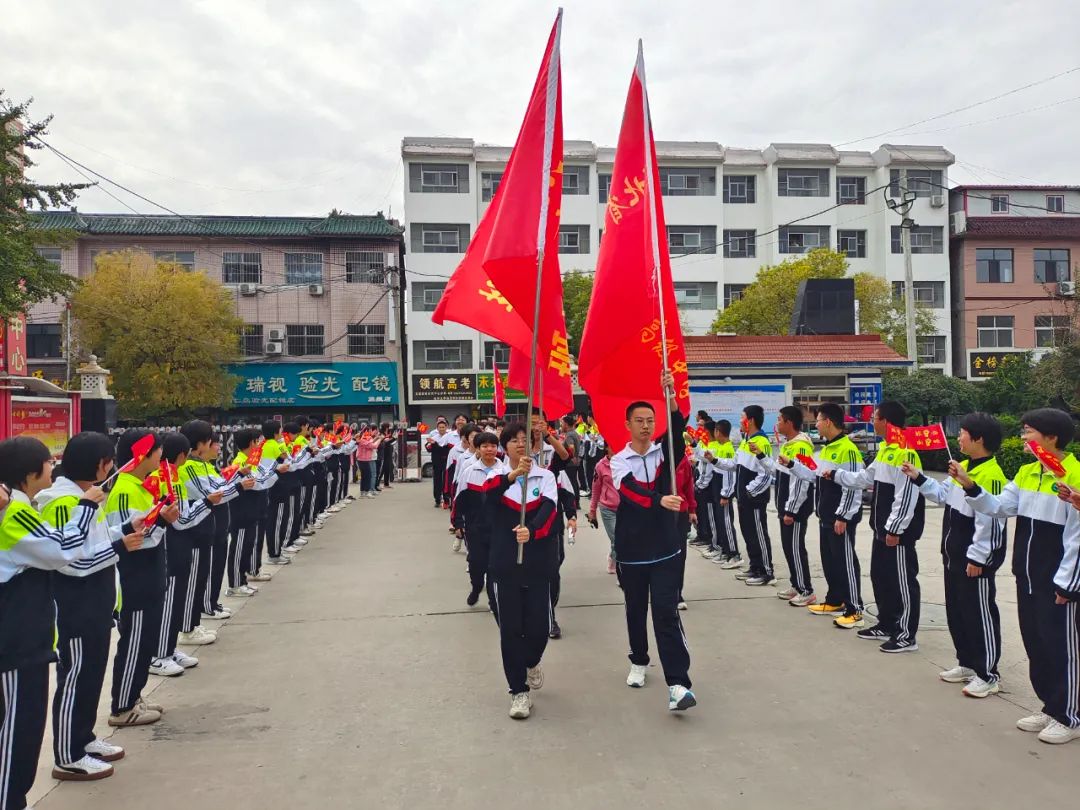 1800名学子远足 同上行走中的思政课