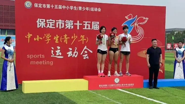 喜讯：我校高二学生王多多勇夺市运会女子400米冠军并破纪录！