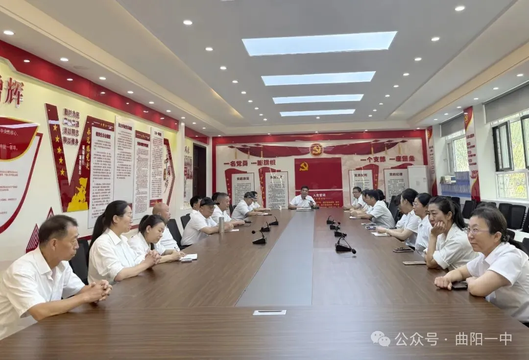 全体师生观看九三阅兵，共上一堂思政课