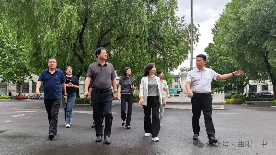 县领导慰问我校高三教师